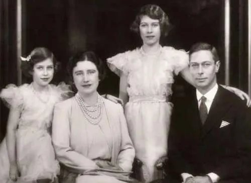 英国女王和玛格丽特公主最珍贵的合影,最后一张令人惊艳