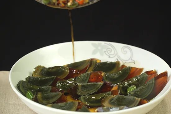 青椒皮蛋的做法