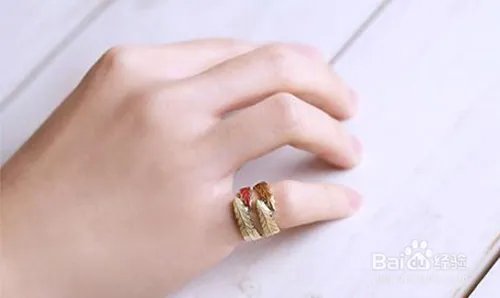 女士结婚戒指戴在哪个手上 女生戒指戴法的含义