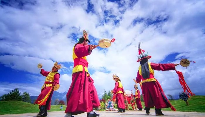 纳西族服饰特点 纳西族服饰特点及风格