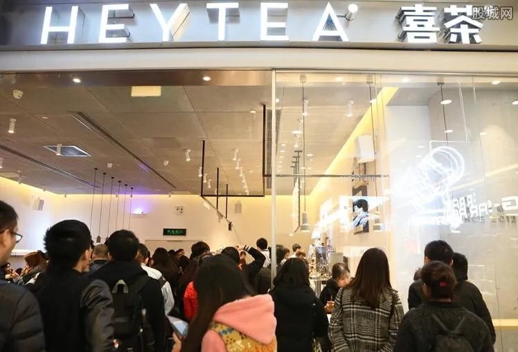 喜茶喝出绿头苍蝇 店内飞虫很多令人作呕你还喝吗？