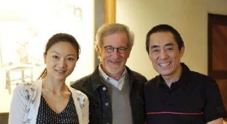 张艺谋的妻女去探班，陈婷打扮的很年轻，你羡慕张艺谋夫妻两人的爱情吗？