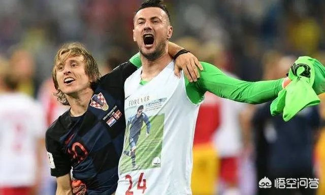 克罗地亚击败了英格兰，苏巴西奇本来要脱衣庆祝，却被球队女经理拦住，你怎么看？