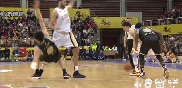 广厦队主场对阵新疆，第二节末孙桐林卡位被吹假摔技术犯规，你怎么看？