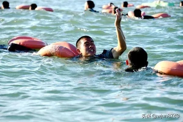 江西小伙95后王亮2分钟勇救4人，立了一等功为什么还被喷？
