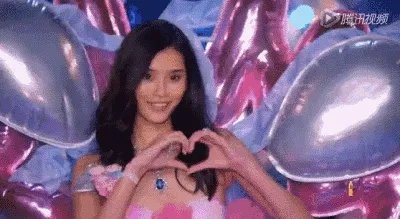 2017维秘秀奚梦瑶摔倒，你怎么看？