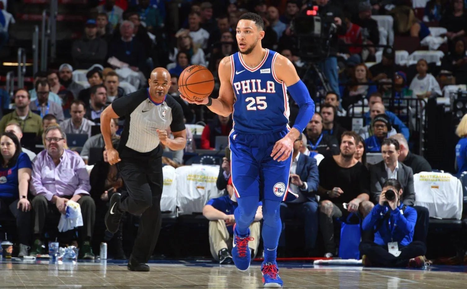 76人球迷怒骂西蒙斯,并烧了他的球衣,他们为何这么做?