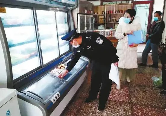 上海一饭店老板告民警“吃野味喝茅台不付钱”被驳回，警方的做法合理吗？