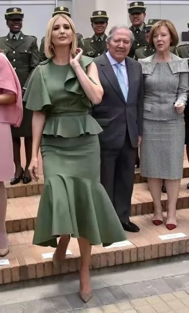 穿小号蓝白衬衫纽扣差点崩开的伊万卡,身上哪一部位很吸睛?