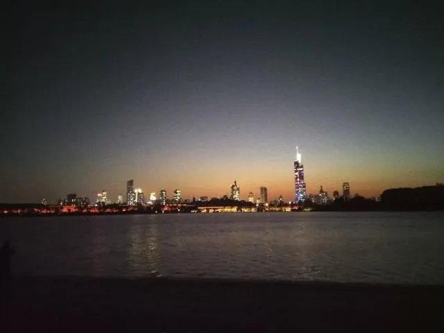 赵薇老公黄有龙为什么能在30多岁身价几十亿？