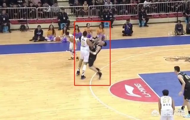 广厦队主场对阵新疆，第二节末孙桐林卡位被吹假摔技术犯规，你怎么看？