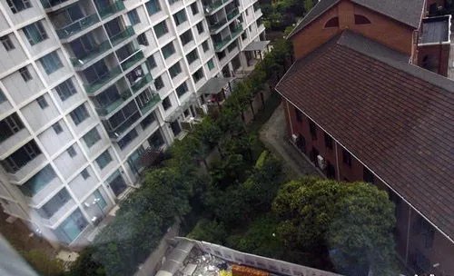 为什么年轻妈妈要抱婴坠亡？