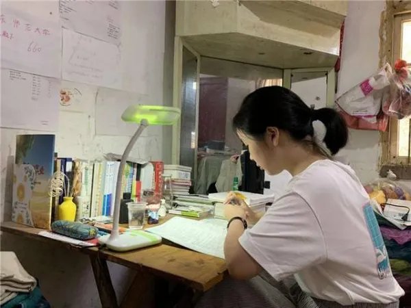 江西都昌那个要带着奶奶上大学的女孩考上了什么学校,近况如何?