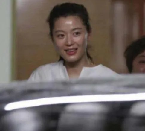 全智贤经常被大家拍到素颜出街，有的不修边幅，有的精神饱满！