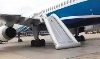 女乘客擅开飞机应急滑梯是怎么回事？