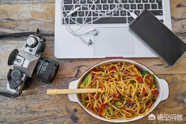 办公室吃酸辣粉被罚款,网友却觉得一点都不委屈,应限制用餐吗?