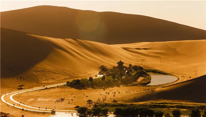 月牙泉位于我国哪个省份 月牙泉在我国什么省