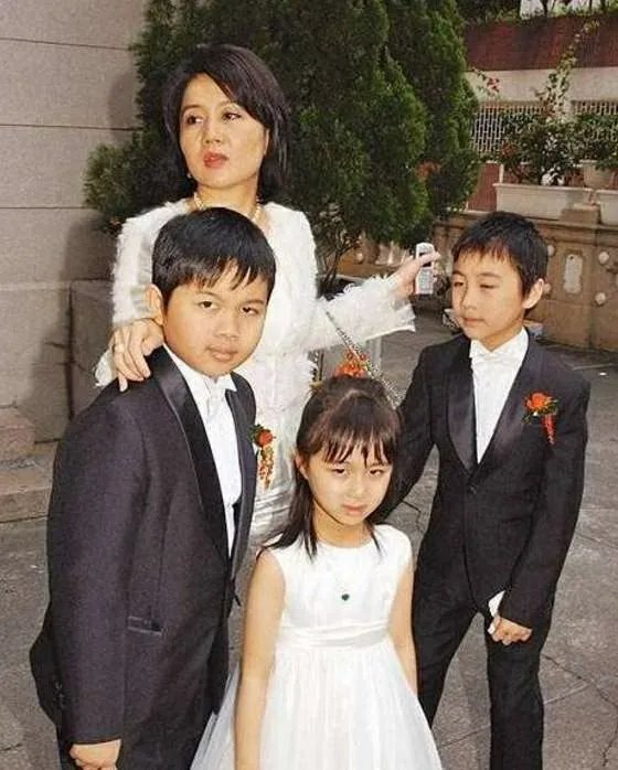 赌王四太年纪是大点,气质方面两个女儿能比的过她吗?