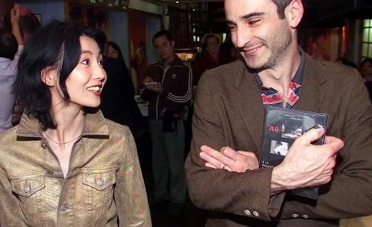 找好几个小男友，还被曝谈“忘年恋”，不足一年反被“抛弃”54岁张曼玉放飞自我？