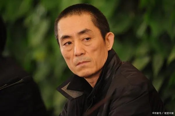 张艺谋的妻女去探班，陈婷打扮的很年轻，你羡慕张艺谋夫妻两人的爱情吗？