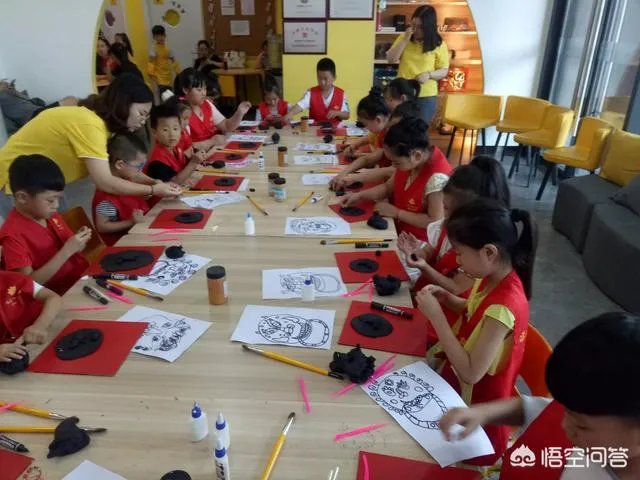 雨花区:普惠幼儿园名额有限,众多家长自带板凳和零食通宵排队报名, 你怎么看?