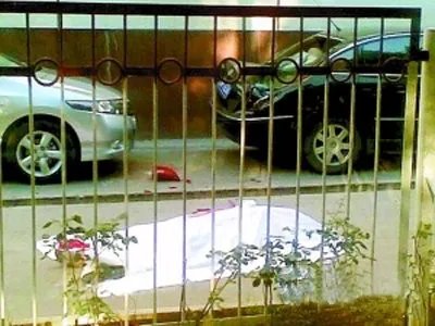 为什么年轻妈妈要抱婴坠亡?