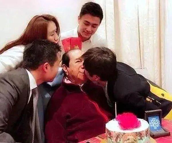 何鸿燊为什么能娶四个 钱多好办事就这么随意