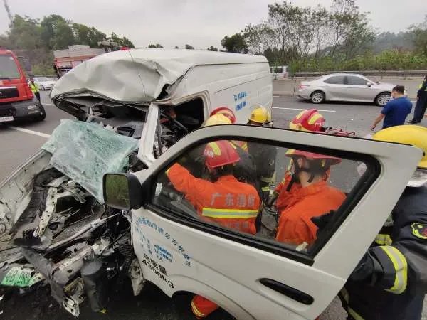 雨天开车要小心！面包车追尾货车后撞上高速护栏