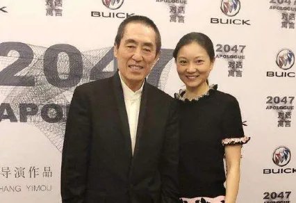 张艺谋的妻女去探班，陈婷打扮的很年轻，你羡慕张艺谋夫妻两人的爱情吗？