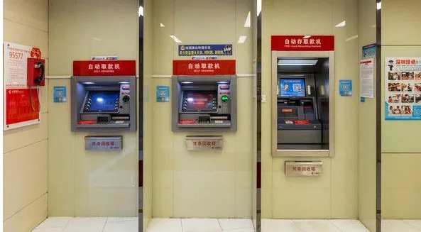 银行行长的丈夫为什么怒砸银行自助取款机？