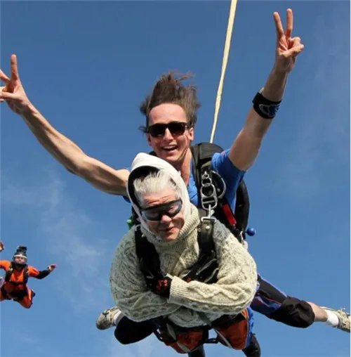 101岁老人跳伞破纪录   网友：这老人胆真大，4000米都敢跳