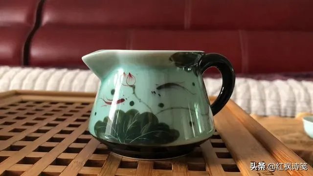 办公室吃酸辣粉被罚款，网友却觉得一点都不委屈，应限制用餐吗？