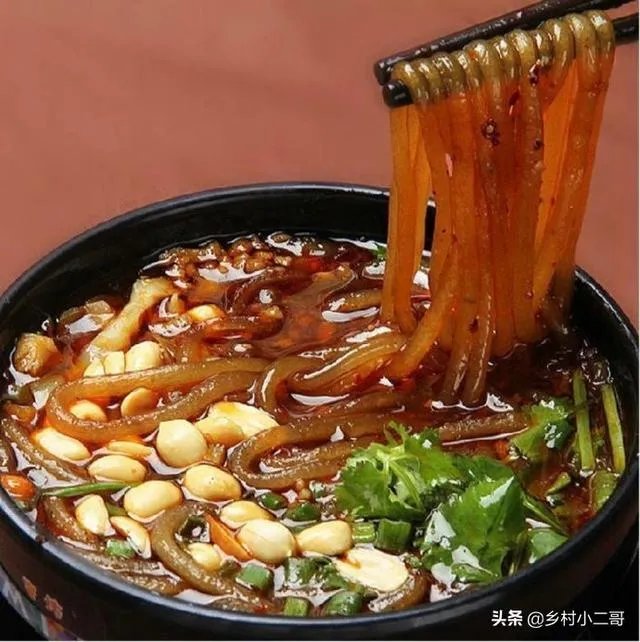 办公室吃酸辣粉被罚款,网友却觉得一点都不委屈,应限制用餐吗?