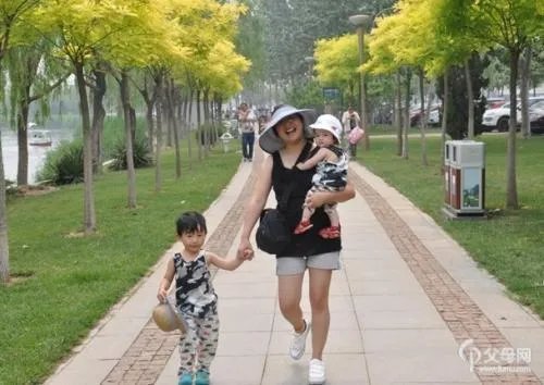 怎样独自带四个月的宝宝接送大宝？