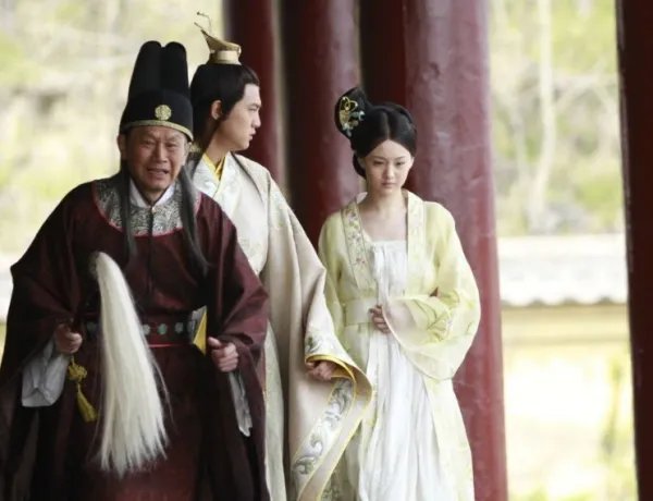 凤图腾皇上真心喜欢彩蝶吗 那为什么还那么宠她冷落风燕