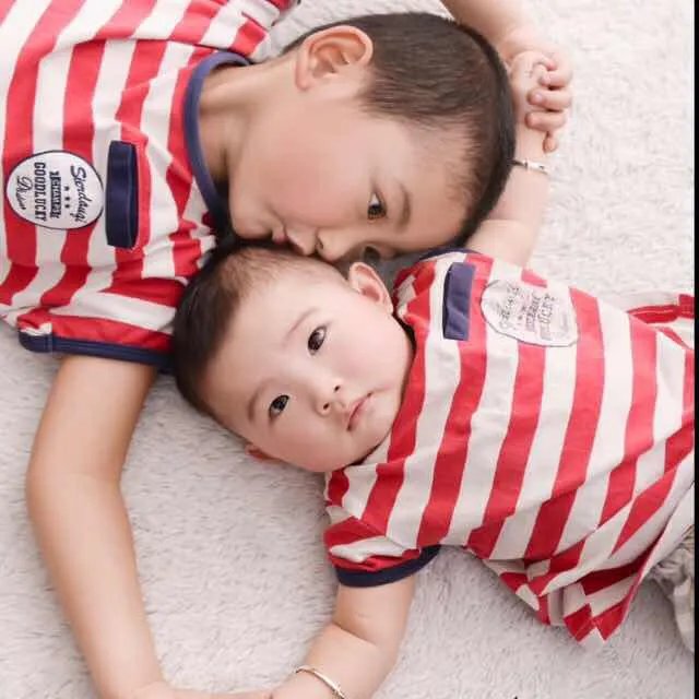 怎样独自带四个月的宝宝接送大宝？