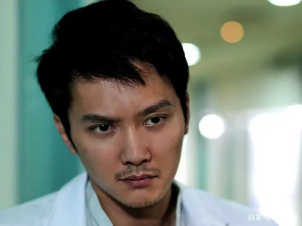 如何评价冯绍峰的颜值和性格？