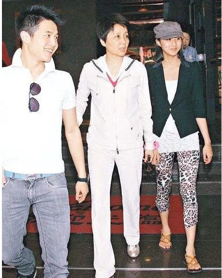 赌王四太年纪是大点,气质方面两个女儿能比的过她吗?