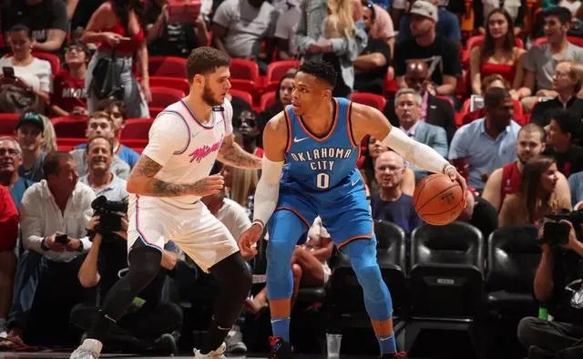 威少对阵热火狂摘18个篮板，如何看待他为了场均三双刷数据的行为？