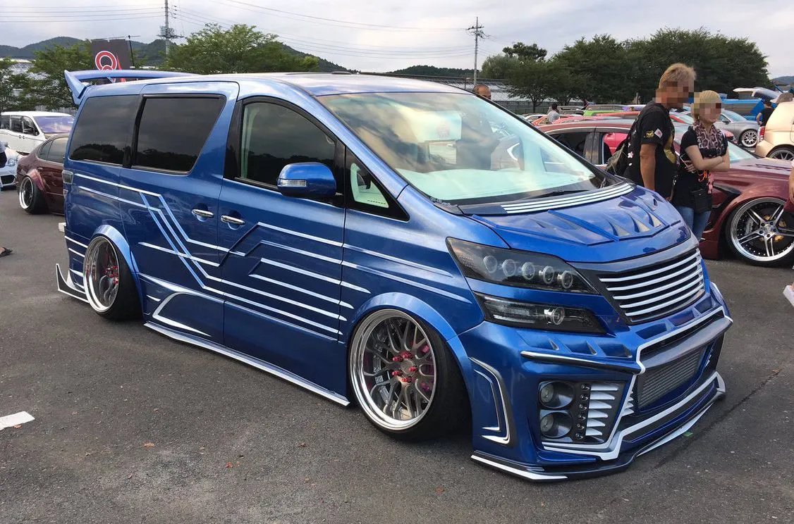 面包车被卡两车中间极限出库，你觉得司机的技术如何？