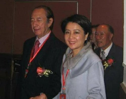 赌王四太年纪是大点,气质方面两个女儿能比的过她吗?