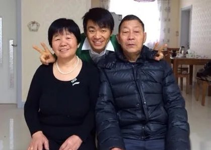 王宝强妈妈是因为什么原因被大家所熟知？