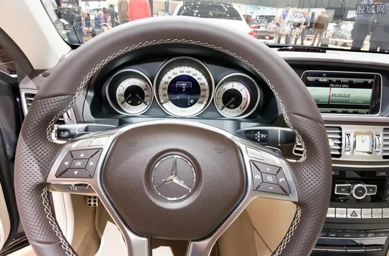 奔驰女车主做什么的 新消息专业揭秘奔驰事件四大谜团