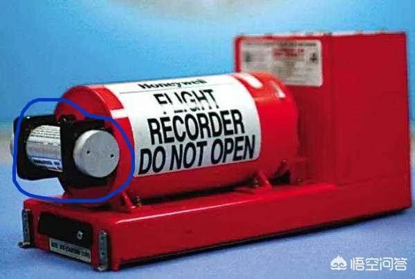 飞机的黑匣子是什么颜色?