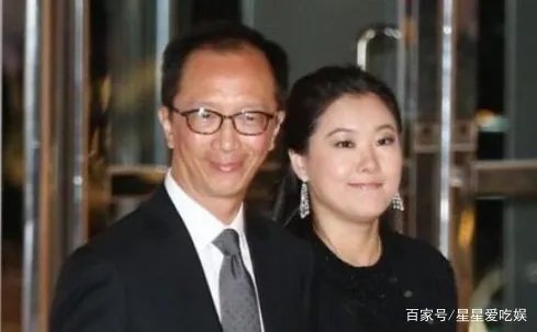梁锦松被传婚内出轨，伏明霞立即提出离婚，她没有想象中那么傻，你怎么看？