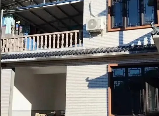 女子花28万在乡下建380平房子！这笔钱花的值吗？