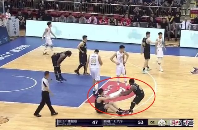 广厦队主场对阵新疆，第二节末孙桐林卡位被吹假摔技术犯规，你怎么看？