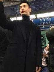 网友偶遇黄晓明坐地铁，这是真的吗？