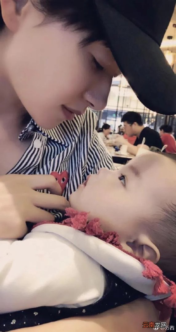 万茜不避嫌与老公街头甜蜜喂食 万茜的真正老公图片