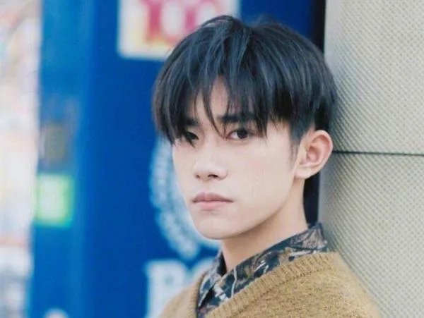 易烊千玺战损妆被晒出,韧带断裂仍坚持拍戏,他究竟有多拼?